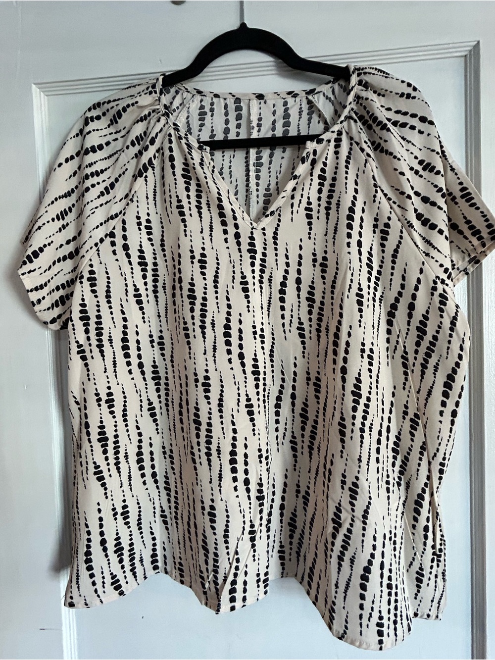 SHEIN Women’s Cream and Black Patterned Short Sleeve Top